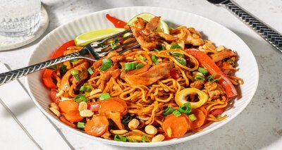 Hoisin-noedels met kip en roerbakgroenten met bosui en pinda's