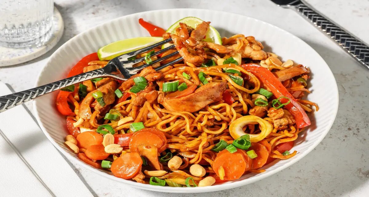 Hoisin-noedels met kip en roerbakgroenten met bosui en pinda's