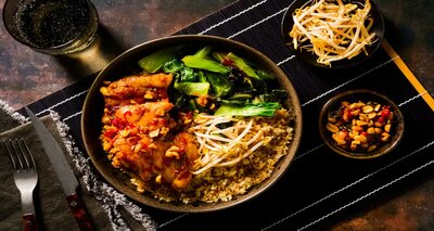 Sticky chicken met pittige honingpinda's met bloemkoolrijst, paksoi en taugé