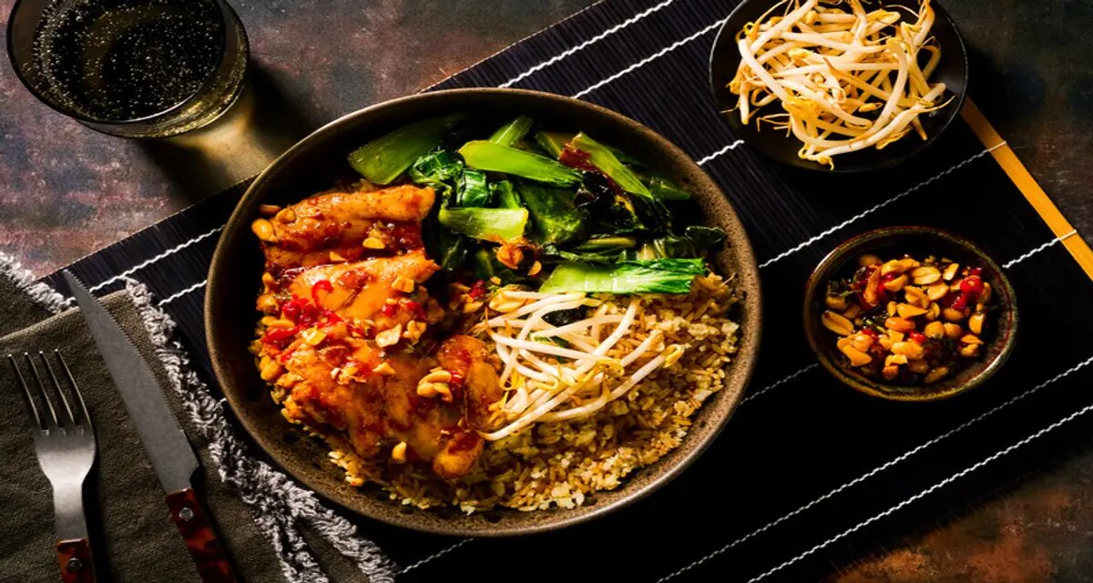 Sticky chicken met pittige honingpinda's met bloemkoolrijst, paksoi en taugé