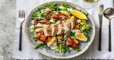 Luxe caesarsalade met kip Met spek, ansjovis en croutons