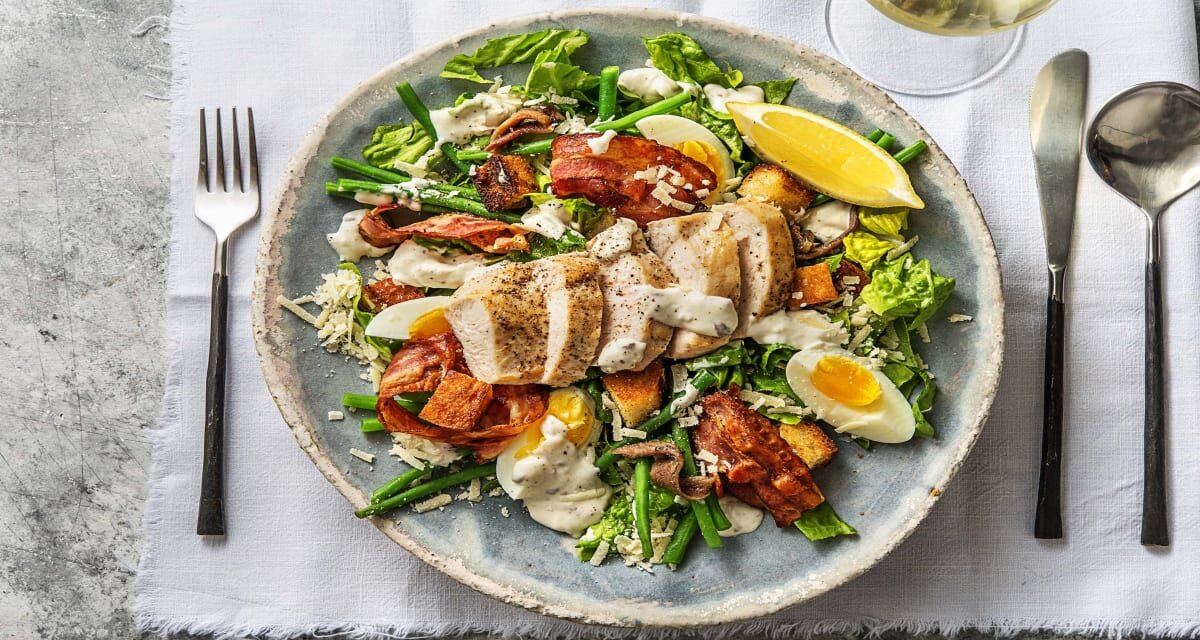 Luxe caesarsalade met kip Met spek, ansjovis en croutons