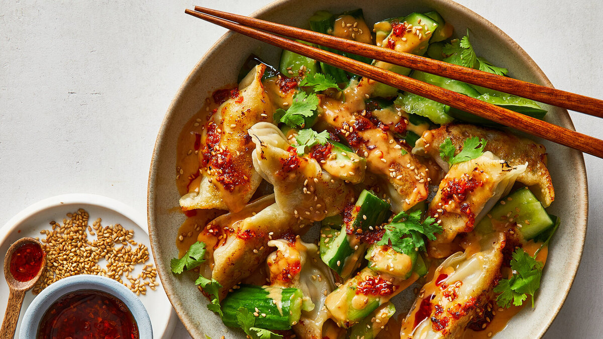 Dumpling- en Kapotte Komkommersalade met Pindasaus