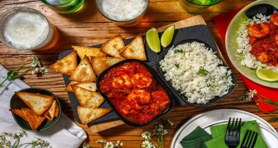 Mexicaanse stijl garnalen met limoen-korianderrijst met tomatensaus en zelfgemaakte tortillachips