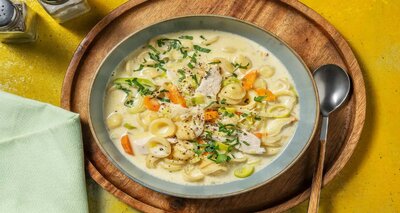 Goedgevulde kippensoep met orecchiette met wortel en prei