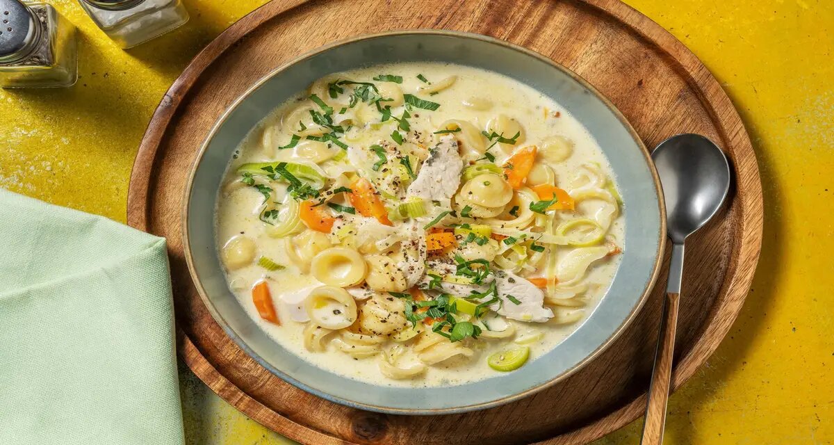Goedgevulde kippensoep met orecchiette met wortel en prei