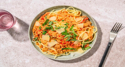 Romige spaghetti met kip met Grana Padano en vers basilicum