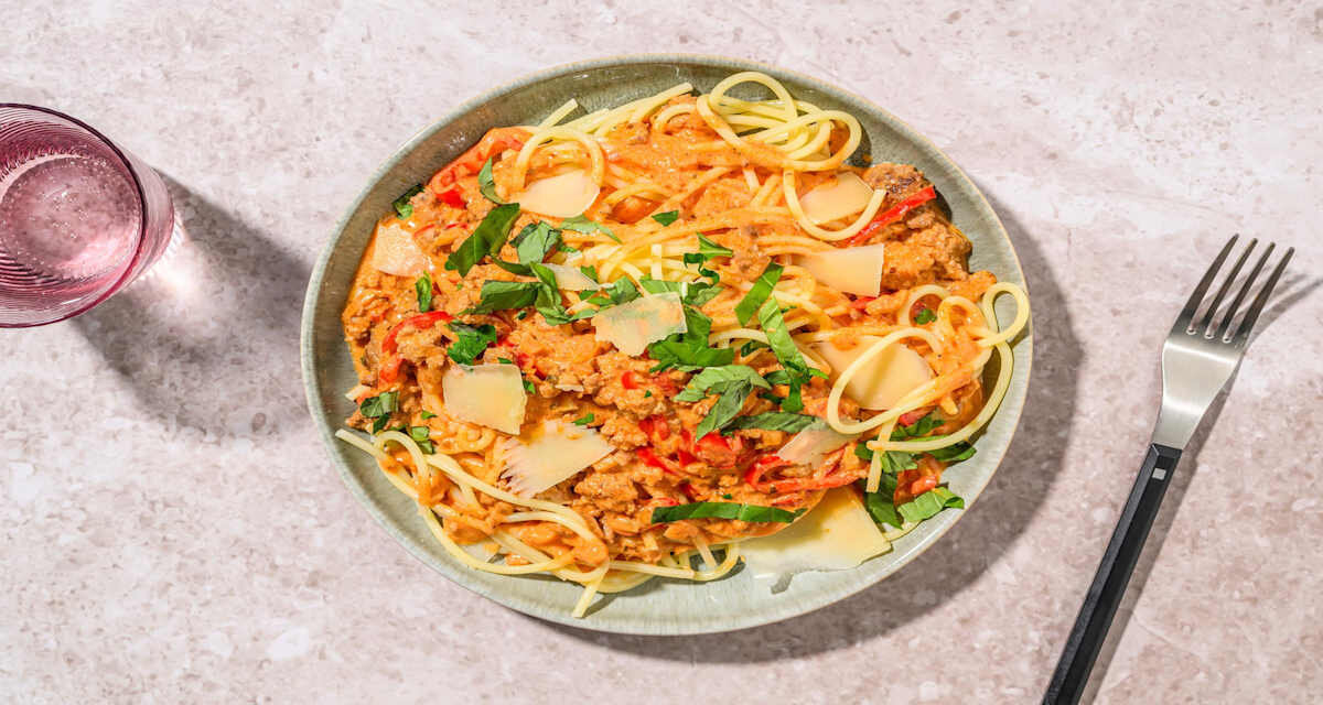 Romige spaghetti met kip met Grana Padano en vers basilicum