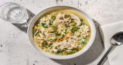 Italiaans geïnspireerde kippensoep met parelgerst, basilicumcrème, kaas en spinazie