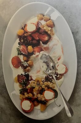 Abrikozen en rood fruit met gezoete crème fraîche