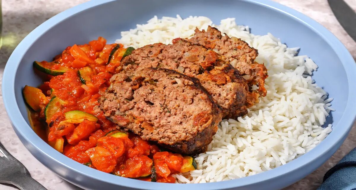 Provençaals gehaktbrood met rijst en geroosterde groenten in tomatensaus