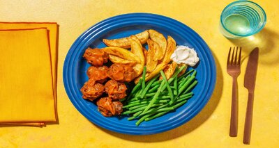 Hertengehaktballetjes in fusion BBQ-currysaus met sperziebonen en aardappelpartjes
