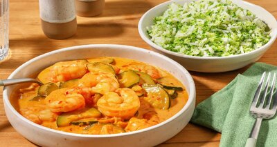Garnalen in kruidige kokossaus met broccolirijst en courgette