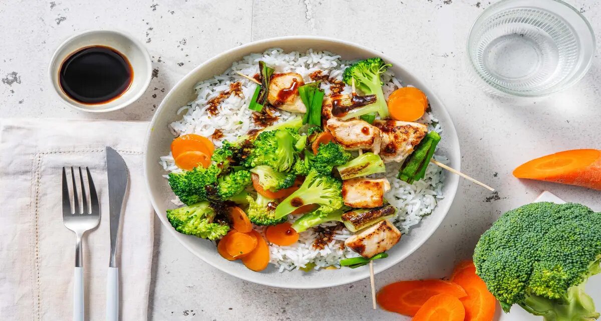 Kip yakitori met zoete sesamsaus met rijst, bosui en groenten