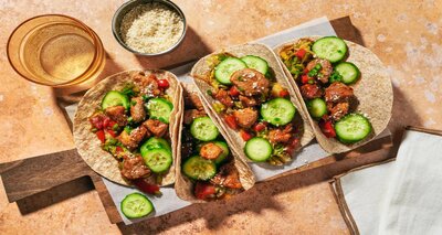 Sweet & sticky tortilla's met varkensvlees en zoetzure komkommer met woksaus met gember, spitskool en gomasio