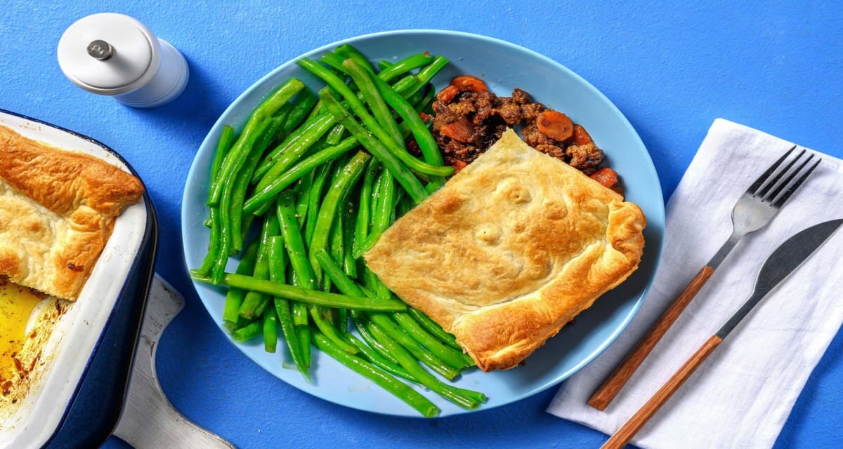 Hartige gehakttaart met uienchutney met sperziebonen