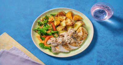 Kipfilet in champignonroomsaus met gebakken aardappelen en salade
