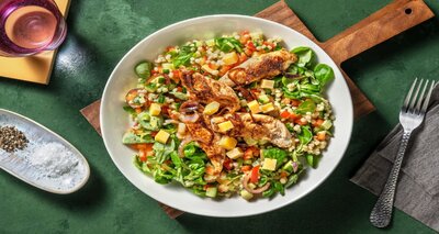 Parelcouscous salade met gegrilde kip met komkommer, paprika en honing-mosterddressing