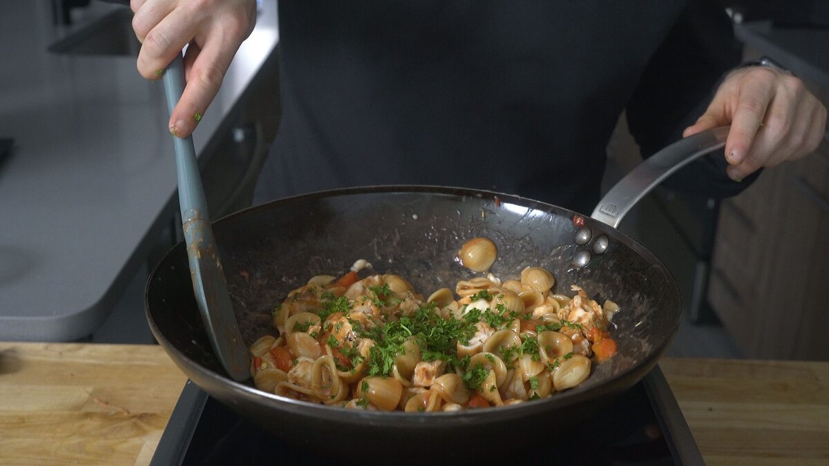 Eenpansgerecht Kip, Mozzarella & Geroosterde Paprika Pasta