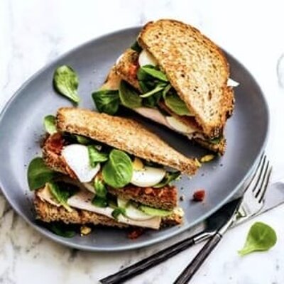 Volkorenclubsandwich Met Kipfilet, Sla en Ei