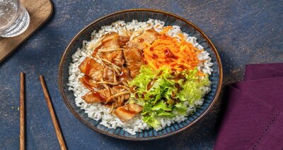 Koreaanse-stijl speklap en zoetzure wortel met rijst en taugé