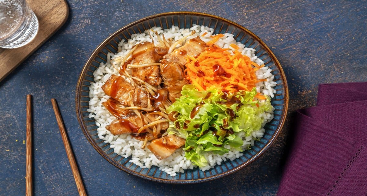 Koreaanse-stijl speklap en zoetzure wortel met rijst en taugé