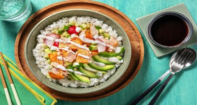 Sushibowl met warmgerookte zalm en gembermayonaise met zoetzure radijsjes en komkommer
