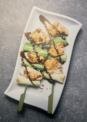 Spiesjes van gegrilde kip en lente-ui