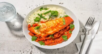 Tilapia in romige currysaus met rijst, sperziebonen en koriander