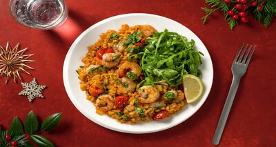 Tomatenrisotto met garnalen met rucolasalade, basilicum en citroen