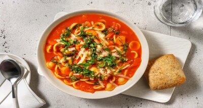 Goedgevulde minestrone met orecchiette, verse kruiden en ciabatta