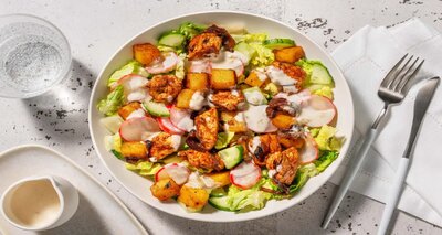 Tandoori kalkoensalade met mangochutneydressing, aardappelen en zoetzure radijsjes