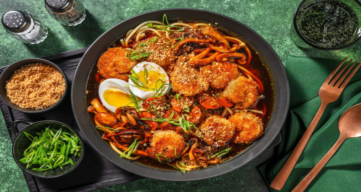 Pankogarnalen op luxe misoramen met champignons, bosui en gekookt ei