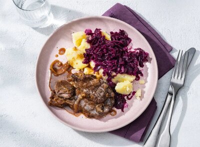 Sudderlapjes met rode kool en aardappelen