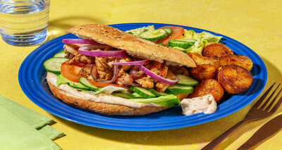 Turks broodje met kippendijreepjes met aioli, krieltjes en salade