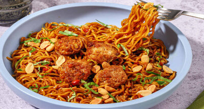 Sticky half-om-half gehaktballetjes met Thais basilicum met sesamnoedels en pinda's