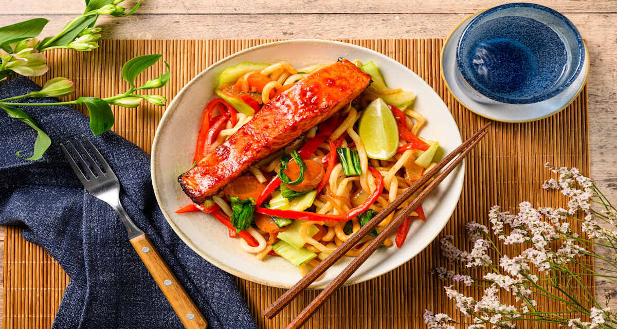 Gochujang-zalm met udonnoedels met paksoi, wortel en puntpaprika