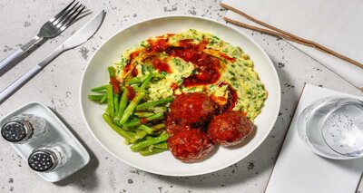 Sweet & sticky rundergehaktballetjes met kruidenpuree, sperziebonen en ui