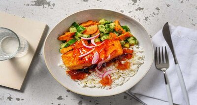 Zalm met mangochutney met furikake-rijst, verse dille en ingelegde ui