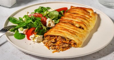 Hartige strudel met kip-kalkoengehakt en groenten met kleine salade en witte kaas