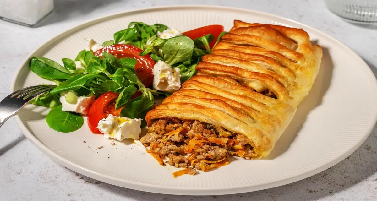 Hartige strudel met kip-kalkoengehakt en groenten met kleine salade en witte kaas