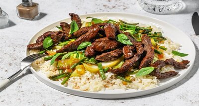 Fusion biefstukreepjes met Thais basilicum en Koreaanse kruiden met rijst, paksoi en sperziebonen