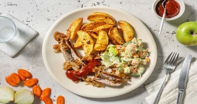 Boerenworst met gebakken ui en currysaus met aardappelpartjes en frisse koolsla