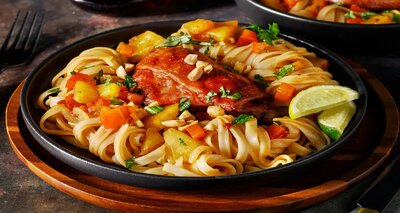 Gekonfijte eend met pittige ananas-stir-fry met taugé, verse kruiden en pinda's