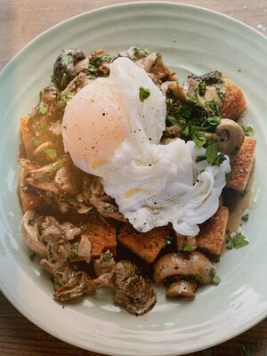 Paddestoelenragout met gepocheerd eendenei