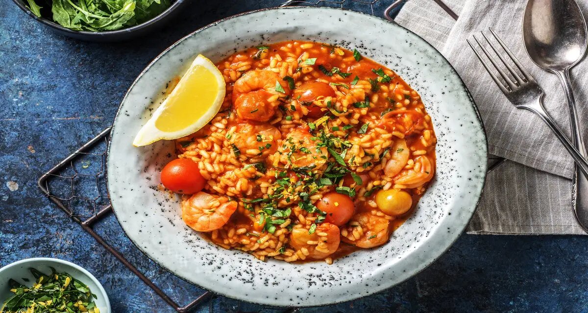 Tomatenrisotto met garnalen met een frisse rucolasalade