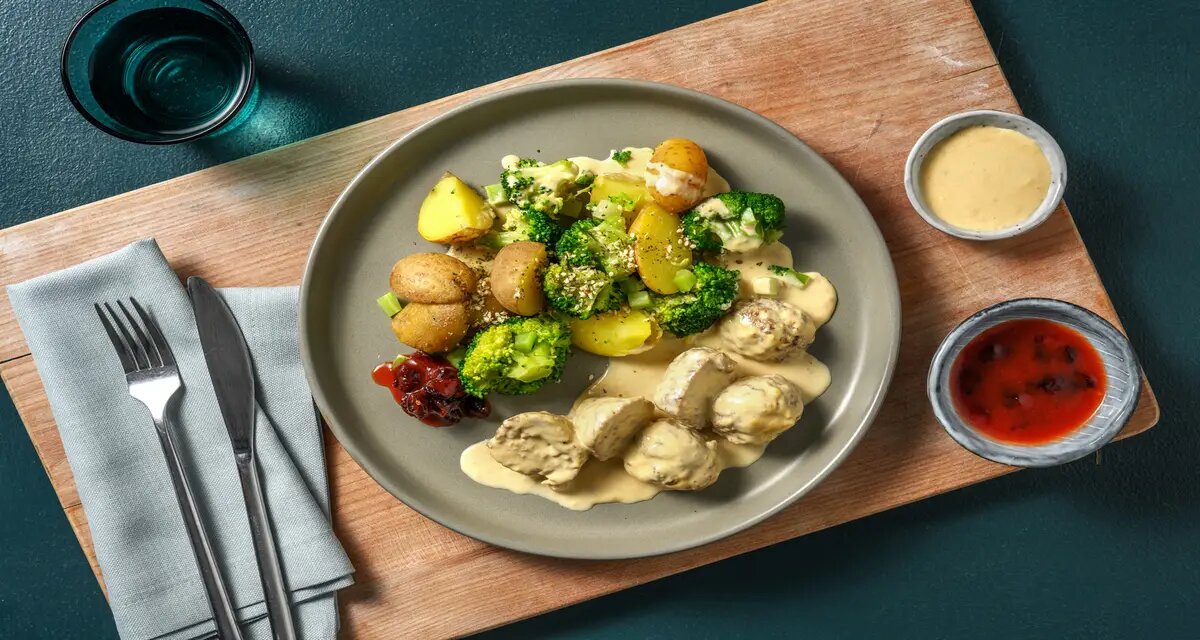 Zweedse stijl gehaktballetjes in roomsaus met cranberrychutney, krieltjes en broccoli