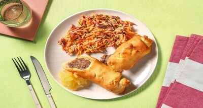 Saucijzenbroodjes met appelmoes en rauwkost